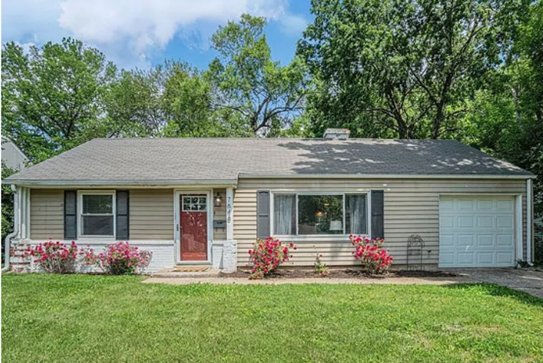 7648 Rainbow Ave in Mission Hills, KS - Building Photo