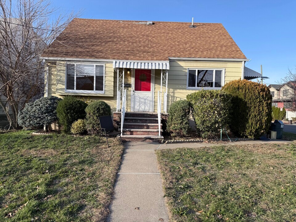 21 Bellport Pl in Garfield, NJ - Building Photo