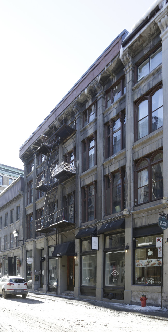 227-231 Saint-Paul O in Montréal, QC - Building Photo - Primary Photo