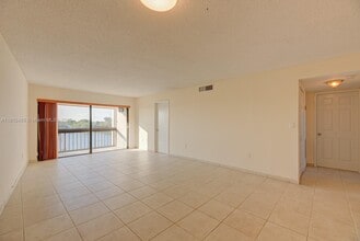 10288 NW 9th St Cir in Miami, FL - Building Photo - Building Photo