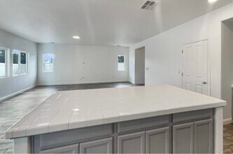 3731 Roseparke Way in Sacramento, CA - Foto de edificio - Building Photo