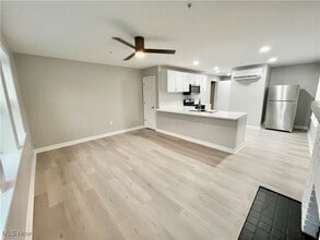 12381 Cedar Rd in Cleveland Heights, OH - Foto de edificio - Building Photo