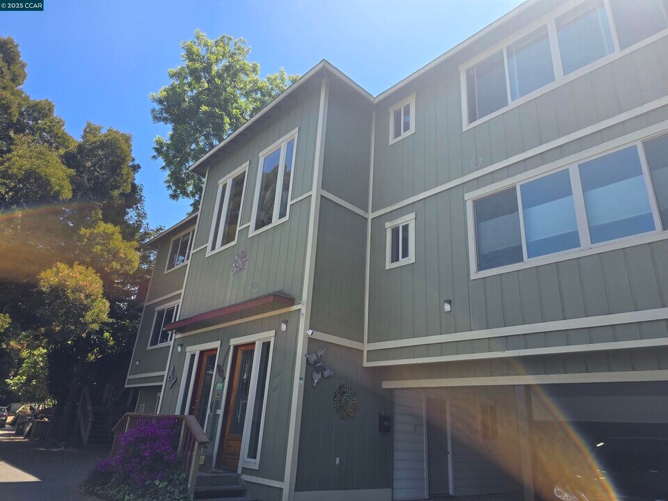 219 Clarence St in Richmond, CA - Building Photo