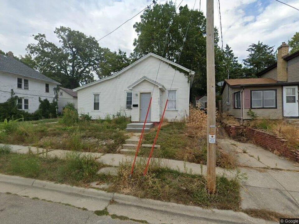 1108 W Wall St in Janesville, WI - Foto de edificio