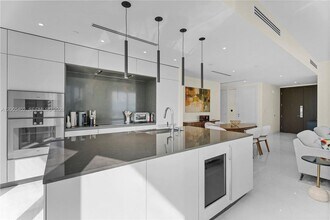 300 Biscayne Blvd Way in Miami, FL - Building Photo - Building Photo