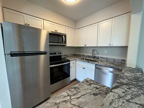 153 Thierman Ln in St Matthews, KY - Building Photo - Building Photo
