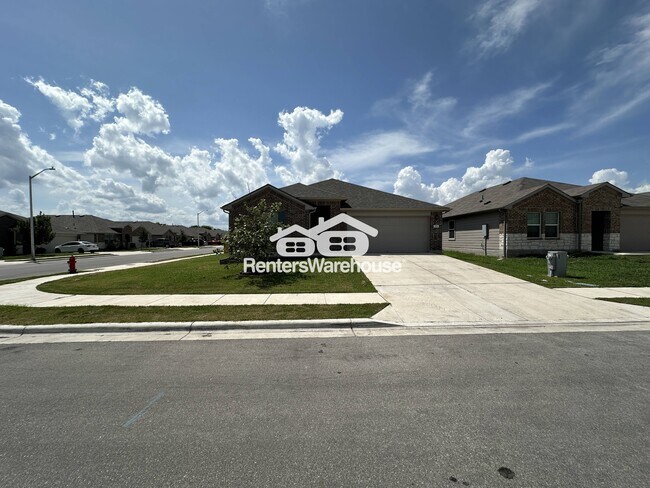 332 Harvest Crk Dr in Uhland, TX - Building Photo - Building Photo