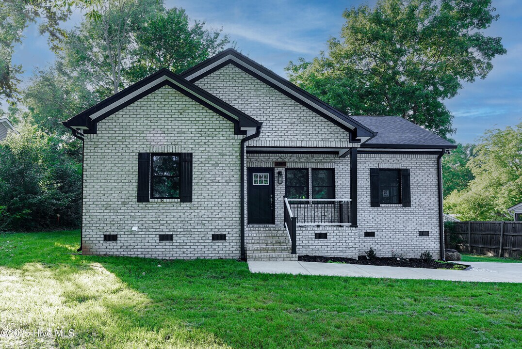 1811 Brown Ave in Burlington, NC - Building Photo