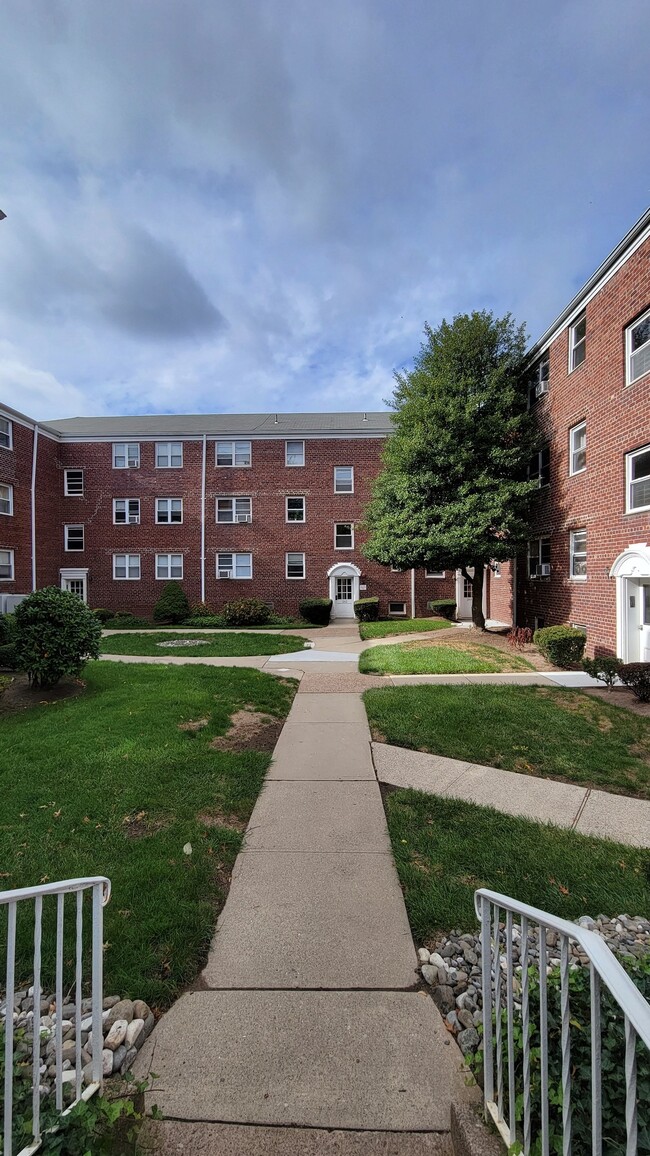 266 Broad Ave, Unit E2