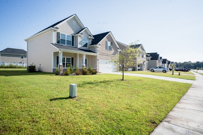 647 Red Oak Ln in Hinesville, GA - Building Photo - Building Photo