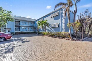5621 Gulf of Mexico Dr, Unit 102 in Longboat Key, FL - Building Photo