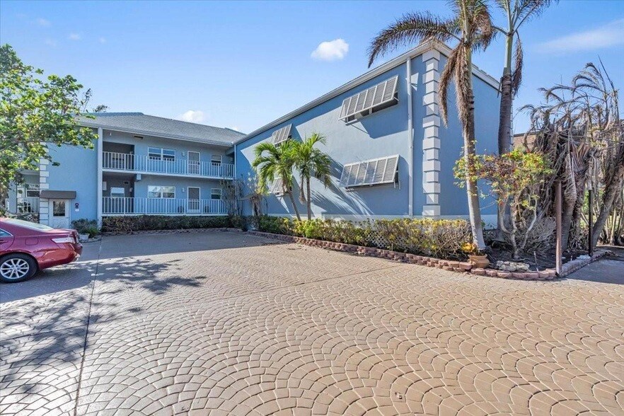 5621 Gulf of Mexico Dr, Unit 102 in Longboat Key, FL - Building Photo