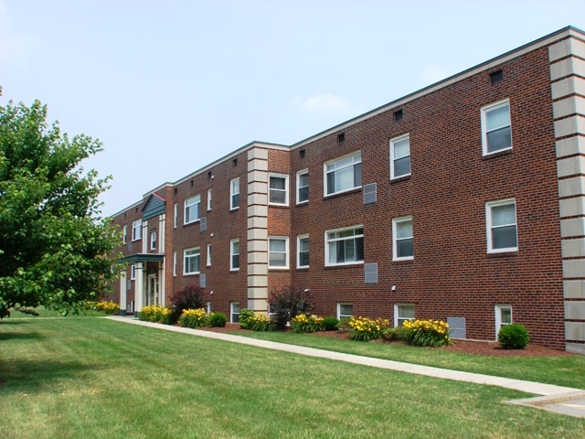 Pacific Highlands Apartments in Natrona Heights, PA - Foto de edificio