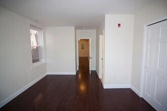 4618 Spruce St, Unit 2 in Philadelphia, PA - Foto de edificio - Building Photo