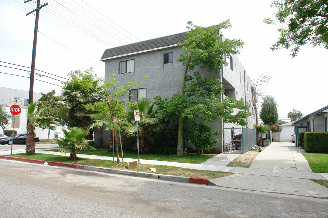 402 W Windsor Rd in Glendale, CA - Building Photo