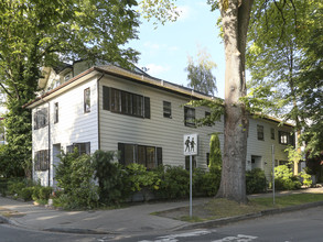 2285 W 10th Ave in Vancouver, BC - Building Photo - Primary Photo