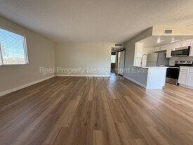 3801 E Greenway Rd in Phoenix, AZ - Building Photo