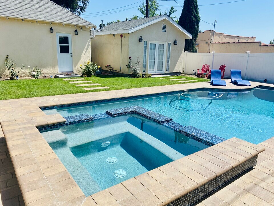 1108 Olmsted Dr in Glendale, CA - Building Photo