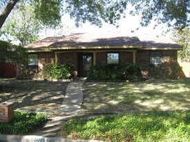 5005 Galaxie Rd in Garland, TX - Building Photo