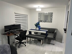 2425 NW 33rd St in Oakland Park, FL - Foto de edificio - Building Photo