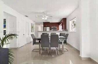 2543 SW 58th Manor in Fort Lauderdale, FL - Building Photo - Building Photo