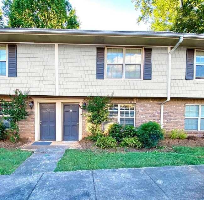 property at 28 Villa Ct SE