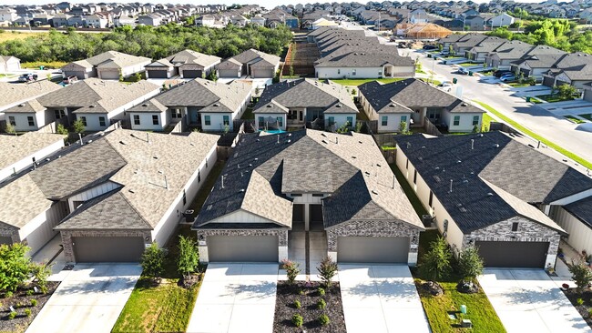 9306 Frio Lndg in Converse, TX - Foto de edificio - Building Photo