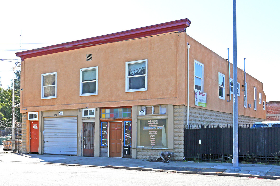 130 E Fremont St in Stockton, CA - Building Photo