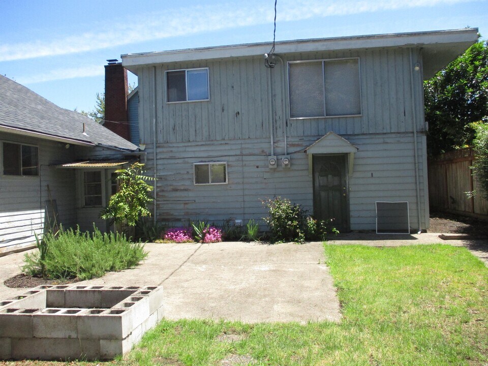 1090 W Broadway in Eugene, OR - Foto de edificio