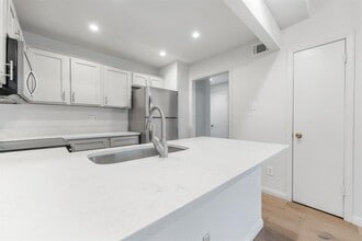 2001 Parker Ln in Austin, TX - Building Photo - Building Photo