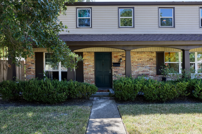 5831 Cerritos Dr in Houston, TX - Foto de edificio - Building Photo