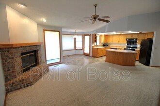 4022 S Iriondo Way in Boise, ID - Foto de edificio - Building Photo