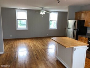 2437 W Ainslie St in Chicago, IL - Building Photo - Building Photo