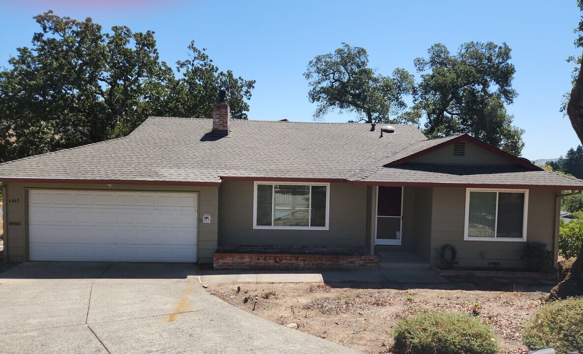 6469 Meadowridge Dr in Santa Rosa, CA - Building Photo