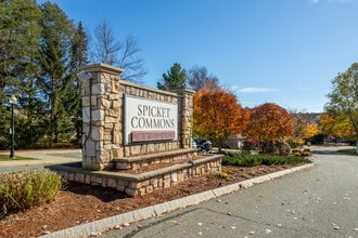 Spicket Commons in Methuen, MA - Foto de edificio - Building Photo