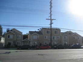 15004 Nordhoff St in North Hills, CA - Foto de edificio - Building Photo