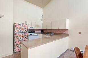 6635 SW Capitol Hwy in Portland, OR - Building Photo