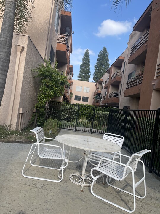 6815 Remmet Ave in Canoga Park, CA - Building Photo