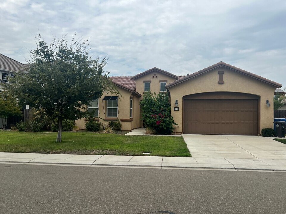 1023 Harvest Mill Dr in Manteca, CA - Foto de edificio