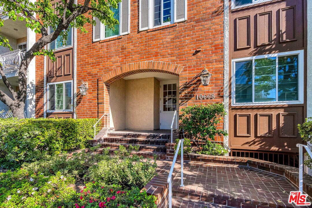 10668 Eastborne Ave in Los Angeles, CA - Building Photo