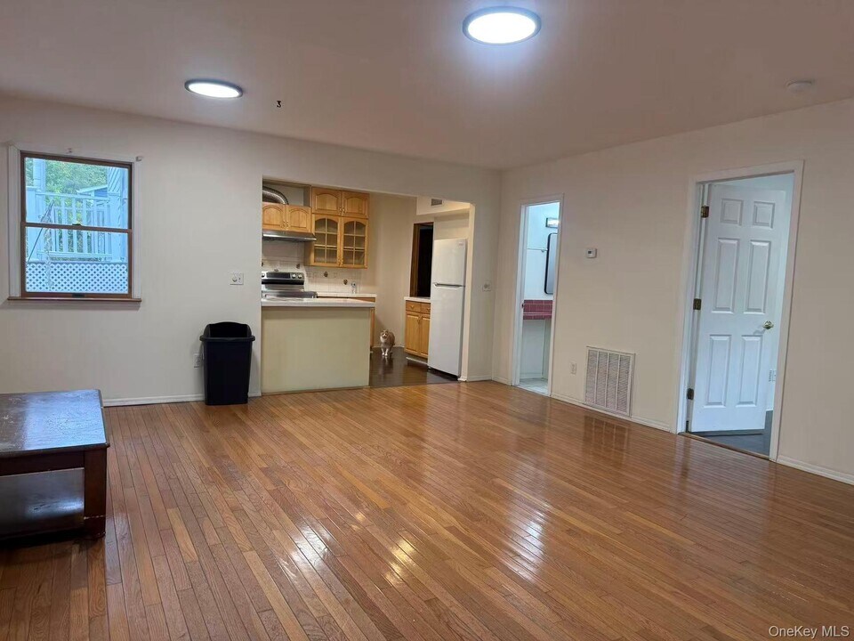 21 Dave Ln in Centereach, NY - Building Photo