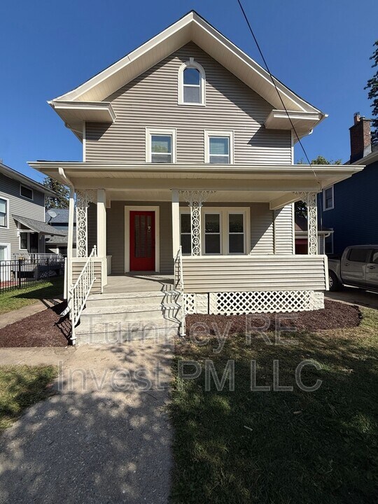 19 N May St in Aurora, IL - Building Photo