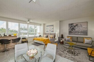 4925 Collins Ave, Unit 2D in Miami Beach, FL - Building Photo - Building Photo