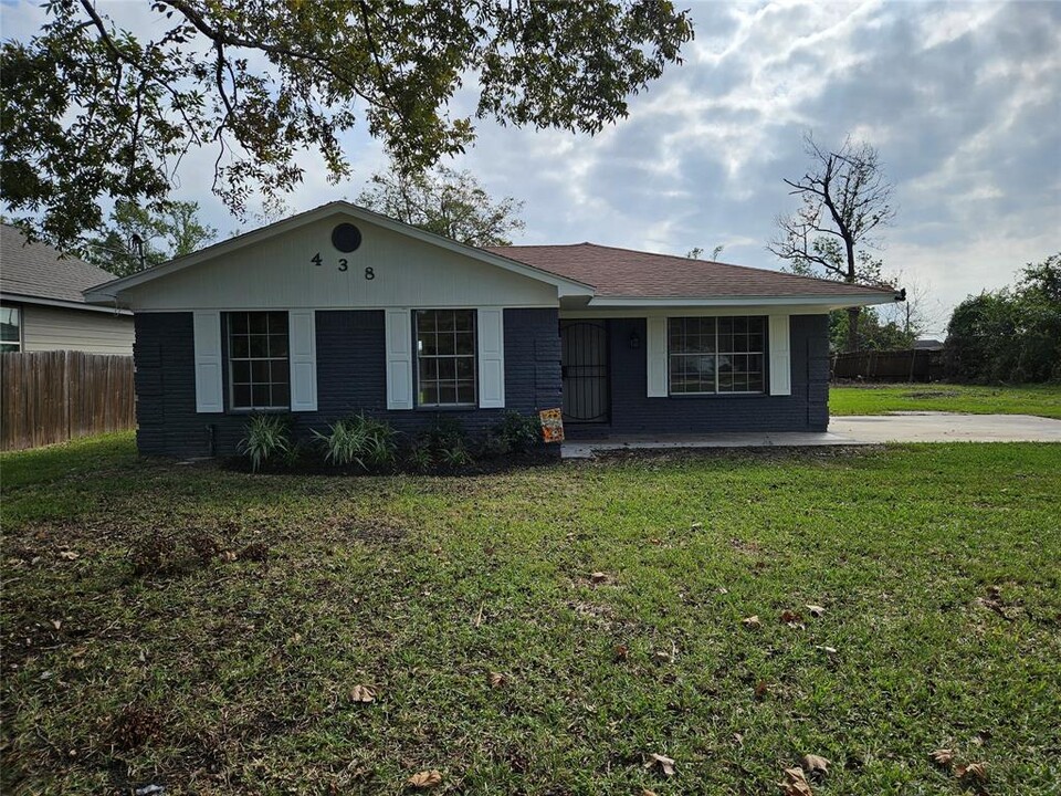 438 Reuben White Dr in Crosby, TX - Foto de edificio