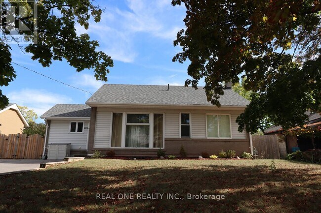 130 Mayfield Dr in Oakville, ON - Building Photo - Building Photo