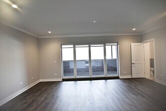 927 W Irving Park Rd in Chicago, IL - Building Photo - Building Photo