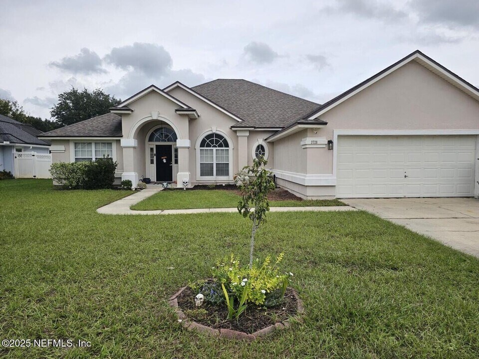 3728 Southbank Cir in Green Cove Springs, FL - Building Photo