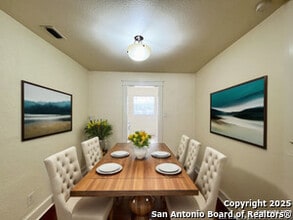 1535 W Woodlawn Ave in San Antonio, TX - Building Photo - Building Photo