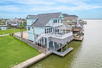 1322 Outrigger St in Tiki Island, TX - Building Photo - Building Photo