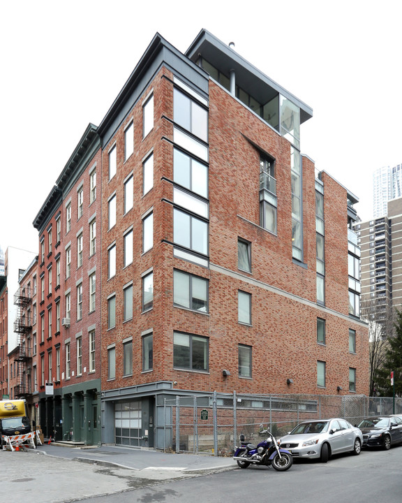 276 Water St in New York, NY - Building Photo